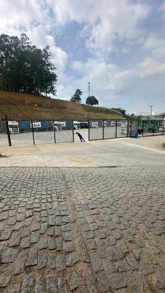 Instalação de portão metálico deslizante em área industrial